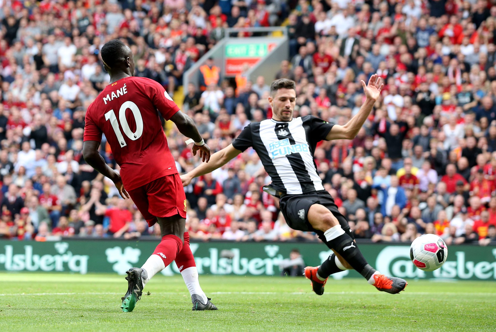 在他效力的 在他效力的